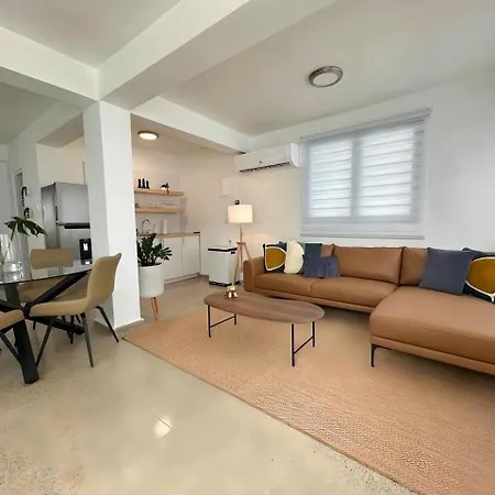 Beautifully Renovated 3 Rooms Home I